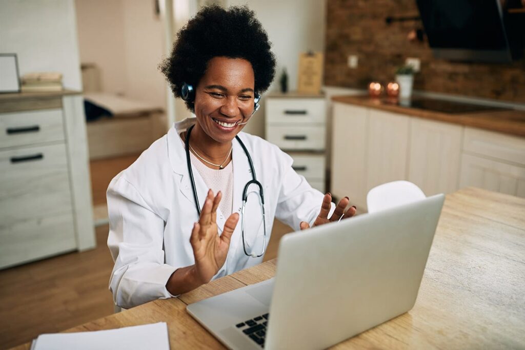 doctor on laptop giving a lung cancer second opinion